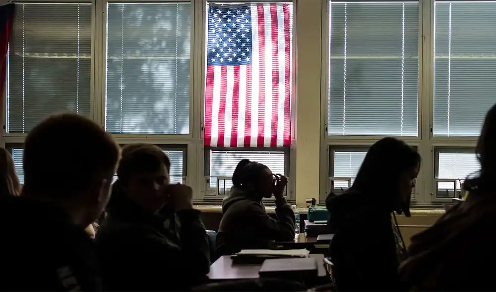 Policía precisó que el alumno es investigado por posible “agresión agravada con manos, puños y pies”. Foto: AFP/referencial Policía precisó que el alumno es investigado por posible “agresión agravada con manos, puños y pies”. Foto: AFP/referencial
