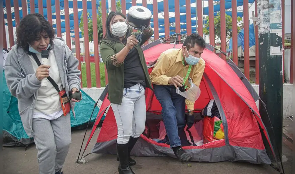 Manifestantes exigen reunión con la gobernadora Gutiérrez. Foto: Rodrigo Talavera/La República Manifestantes exigen reunión con la gobernadora Gutiérrez. Foto: Rodrigo Talavera/La República