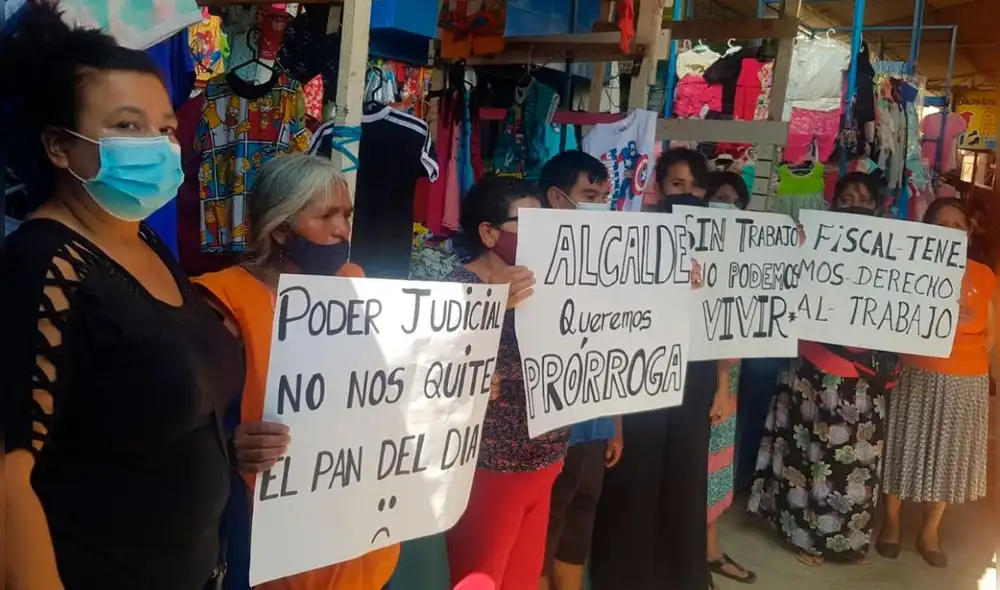 Comerciantes informales indicaron que construyeron el piso y el techo de la zona donde se ubican (sector Menestras). Foto: Rosa Quincho/URPI-LR. Comerciantes informales indicaron que construyeron el piso y el techo de la zona donde se ubican (sector Menestras). Foto: Rosa Quincho/URPI-LR.