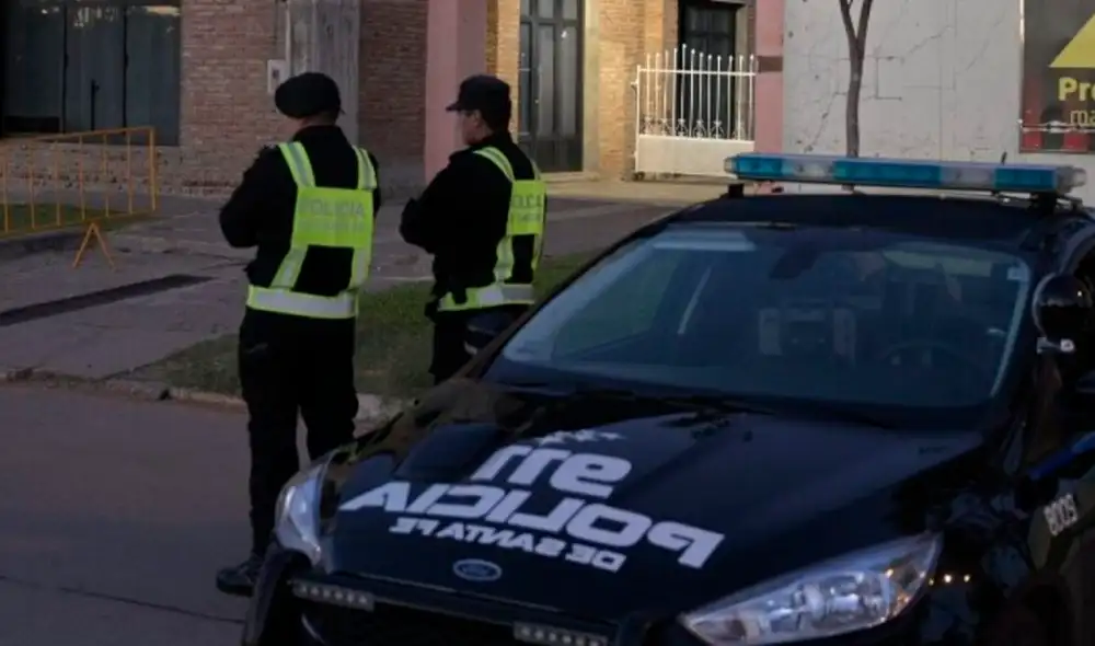 Según las fuentes policiales, la madre del estudiante aseguró haber sufrido maltrato físico y verbal. Foto: AFP