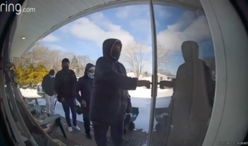 Agente inmobiliario muestra a una casa a posibles compradores a pesar de que no está en venta. Foto: captura de TikTok.