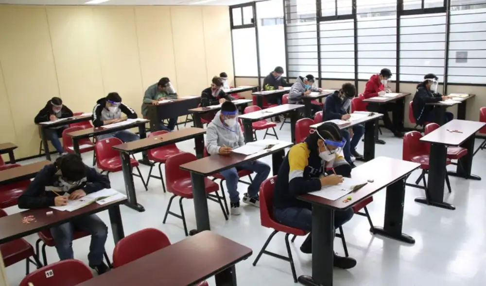 Los jóvenes rinden un examen de admisión para ingresar a las universidades. Foto: Minedu