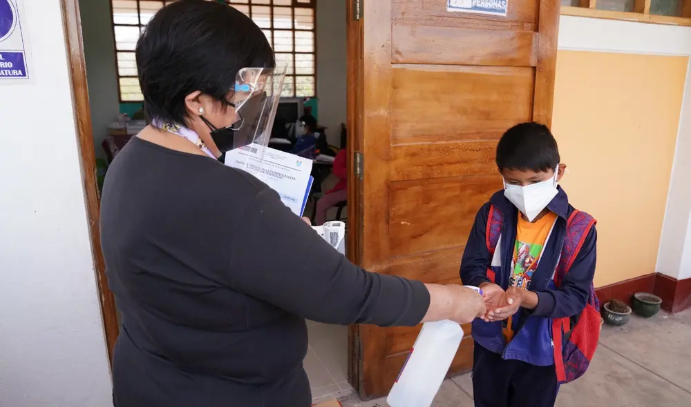Alumnos deben portar mascarilla durante las clases presenciales. Foto: Minedu