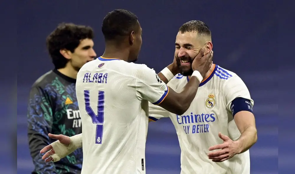 Alaba y Benzema celebrando en el Santiago Bernabéu. Los madridistas pasan a cuartos de final de la Champions League. Foto: AFP