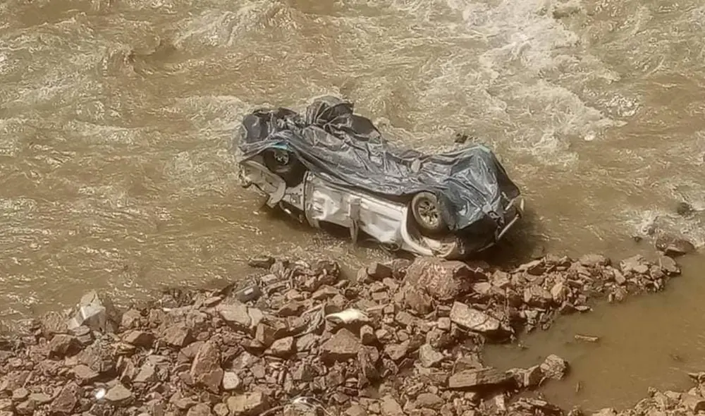 La unidad cayó aproximadamente 80 metros y quedó en el río. Foto: Agencia de Noticias Sandia La unidad cayó aproximadamente 80 metros y quedó en el río. Foto: Agencia de Noticias Sandia