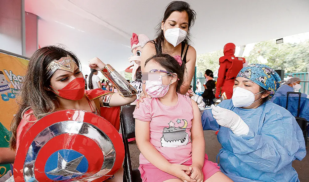 Protección. La vacunación de los niños que esperan volver a clases tiene muy poco avance, además que en algunas regiones no hay suficientes dosis. Foto: difusión