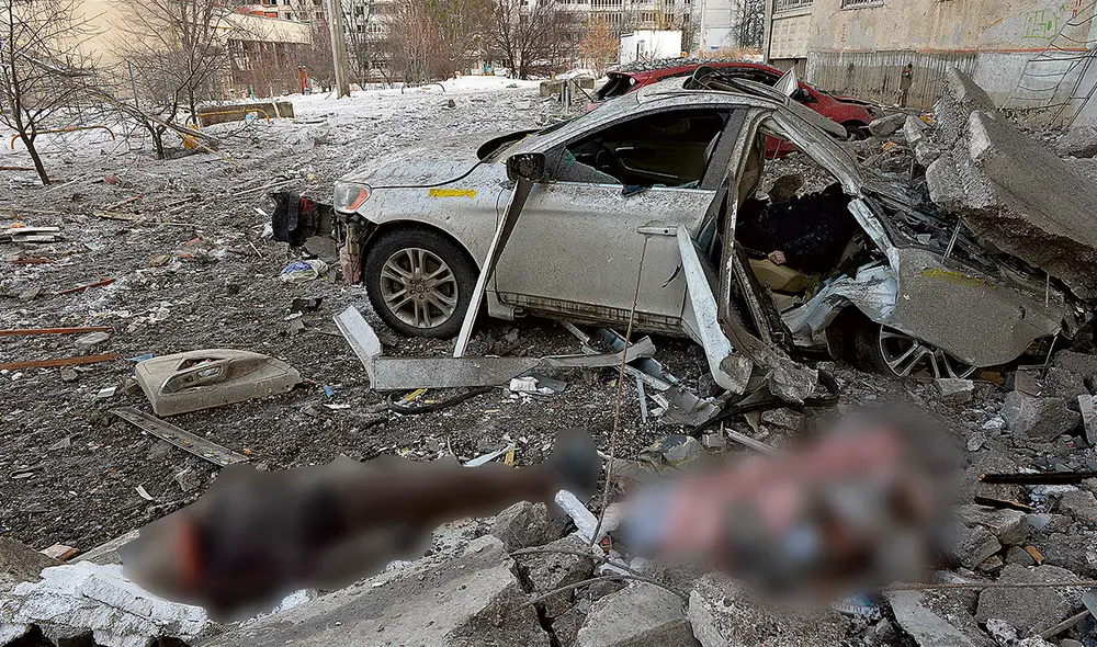 Ataques. Un cadáver yace en una calle de Mariúpol luego de un ataque aéreo ruso. Foto: AFP