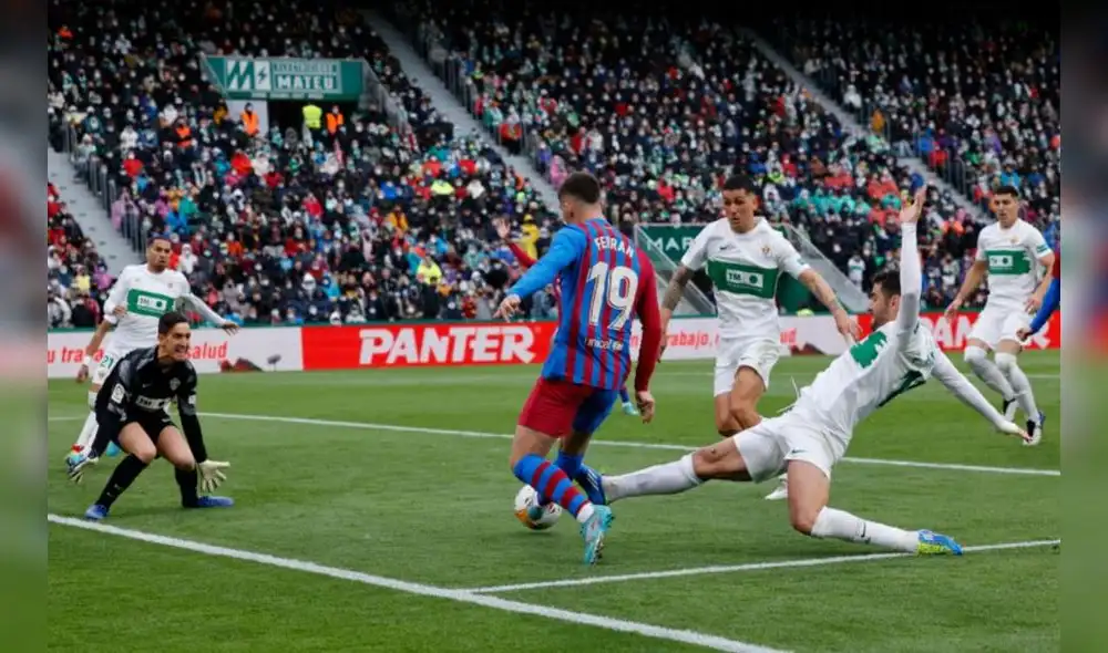 El defensa del Elche CF Antonio Barragán disputa el balón con el delantero del FC Barcelona Ferran Torres durante el partido de la jornada 27 de Liga en Primera División. Foto: EFE