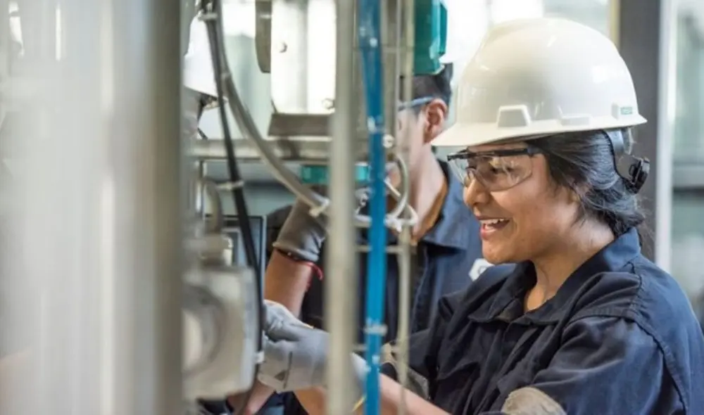 Mujeres que estudiaron una carrera técnica pueden ganar en promedio S/3,300. Foto: Senati.