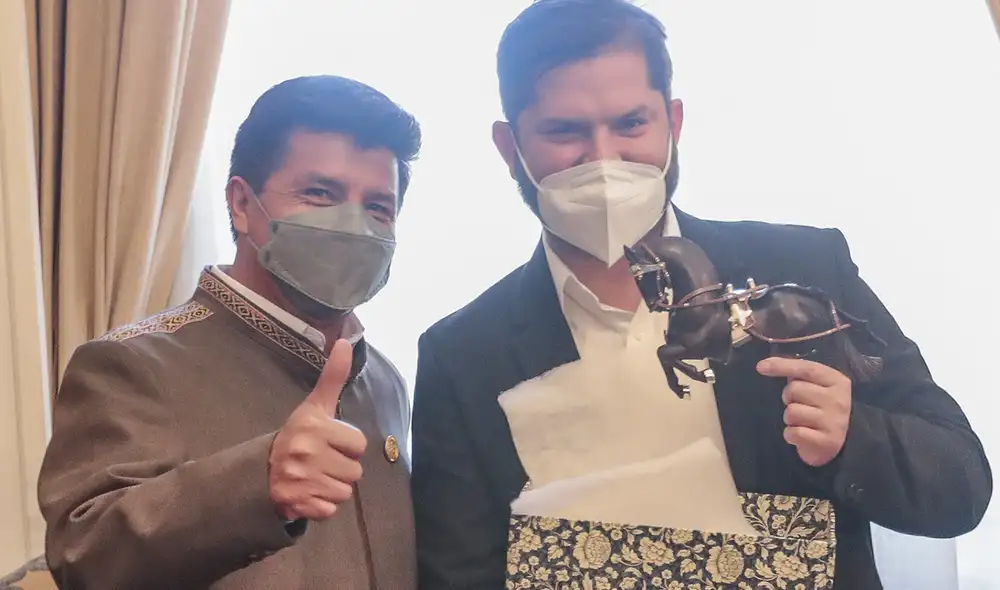 Pedro Castillo visitó este jueves a su homólogo chileno Gabriel Boric en un municipio en Santiago de Chile. Foto: Presidencia