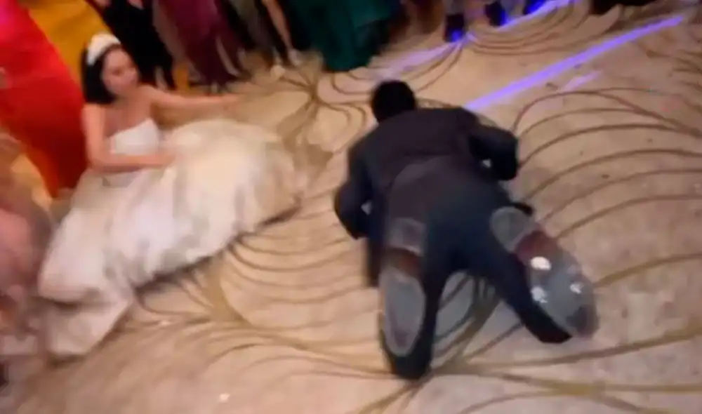 Una pareja escuchó la petición de los asistentes y pidieron que hicieran un círculo para que se pudieran lucir con unos movimientos durante su boda. Foto: captura de Facebook