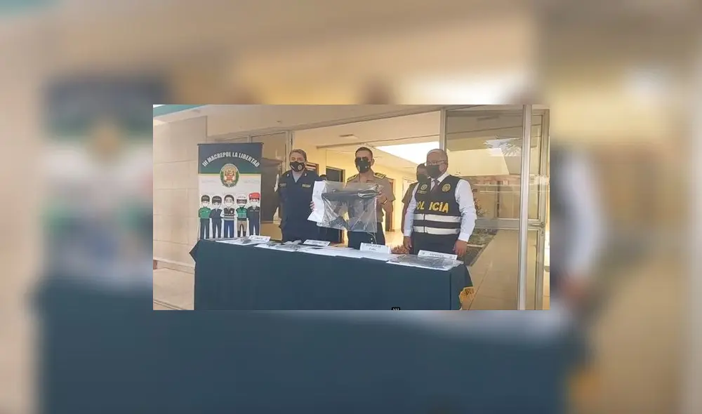 El general García muestra armamento incautado a maleantes. Foto: captura Hoy Noticias