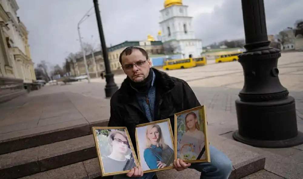 Serhiy Perebyinis perdió a su esposa, Tetiana, y a sus 2 hijos por el ataque ruso cuando intentaban huir de la ciudad de Irpin (Ucrania). Foto: The New York Times