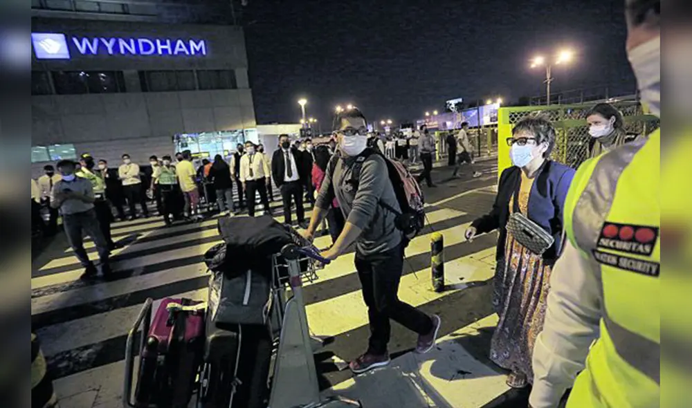 En casa. Salida de un peruano que presenció el horror en Ucrania. Lo recibió su familia. Foto: Gerardo Marín/ La República