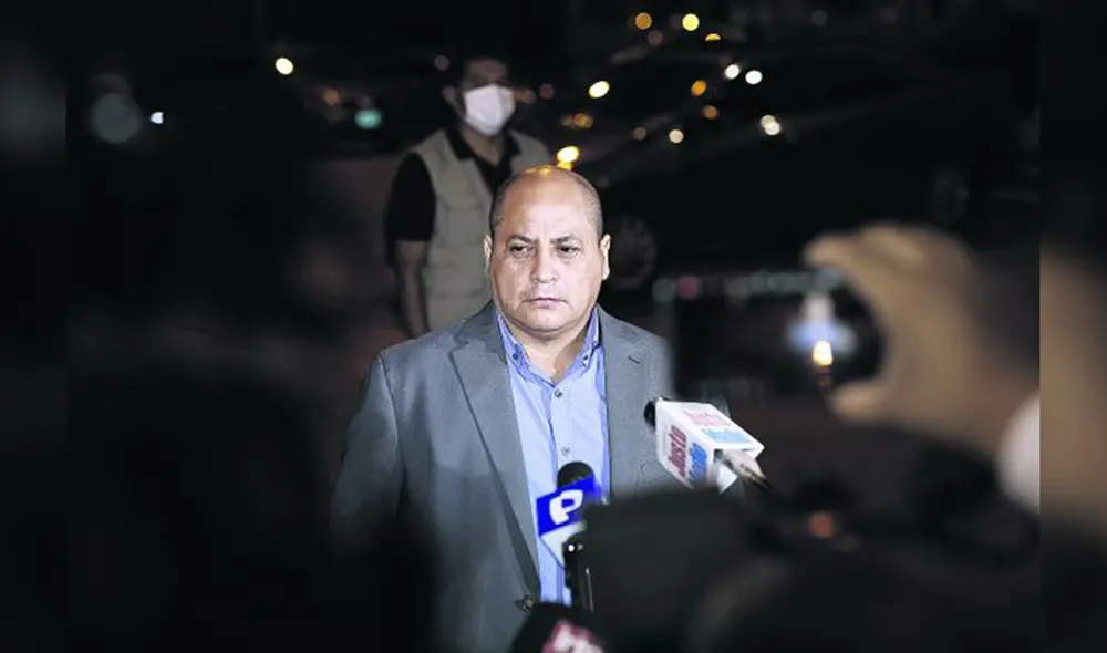 Respuesta. Secretario general encargado, Beder Camacho, salió de Palacio para contestar. Foto: Antonio Melgarejo/ La República