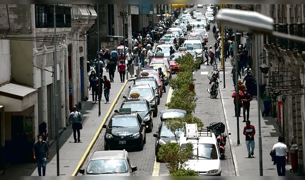 en apuros. Taxistas trabajan sin permisos por estar vencidos. en apuros. Taxistas trabajan sin permisos por estar vencidos.
