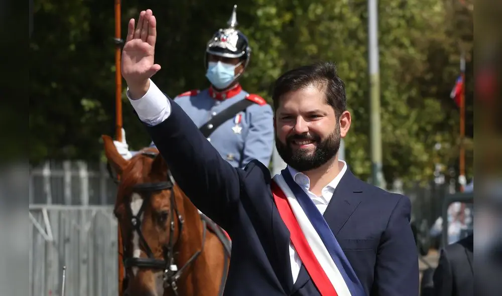 El presidente de Chile, Gabriel Boric, saluda a bordo del vehículo presidencial Ford Galaxie donado por la reina Isabel II de Inglaterra. Foto: EFE/Elvis González