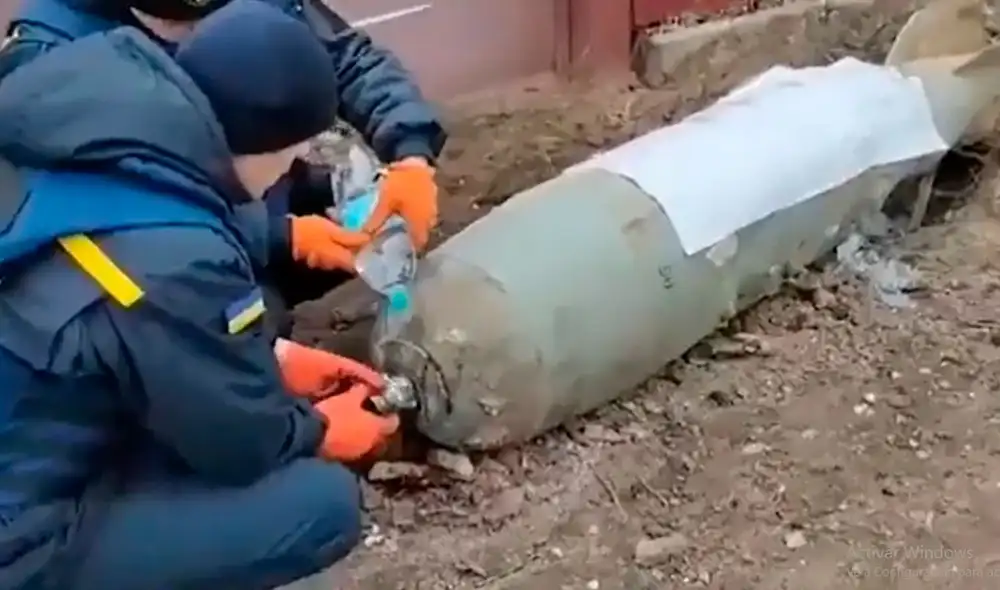 Los especialistas desenroscaron el tapón usando guantes, mientras arrojaban agua mineral de una botella. Foto y Video: captura-Twitter