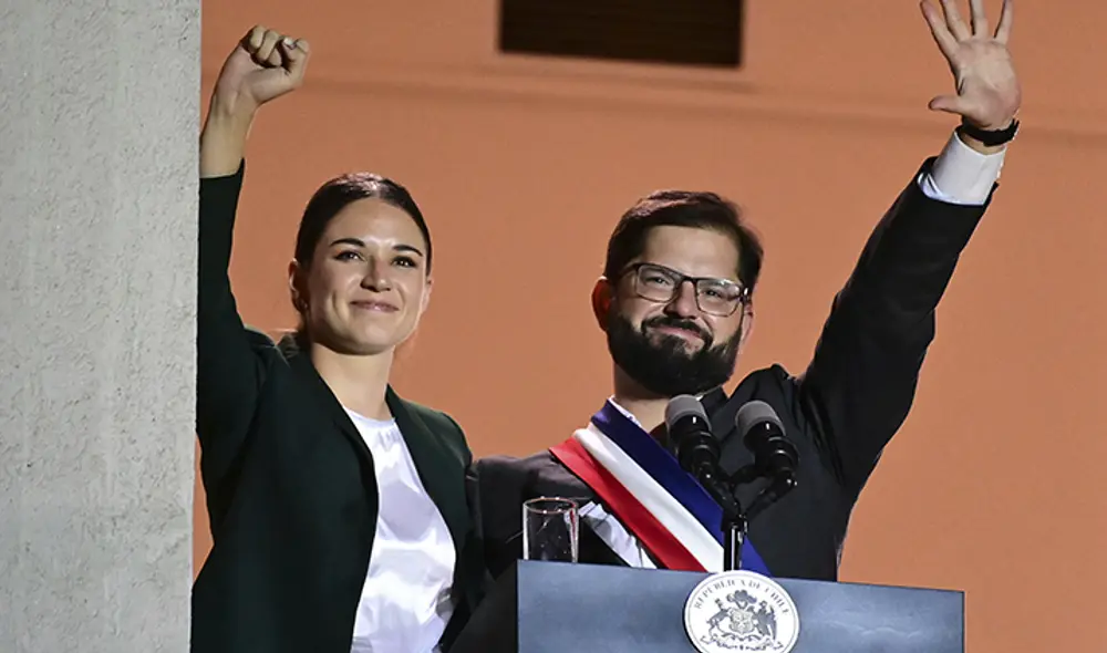 El nuevo presidente de Chile, Gabriel Boric, y su novia, Irina Karamanos, saludan a sus seguidores después de su primer discurso. Foto: AFP