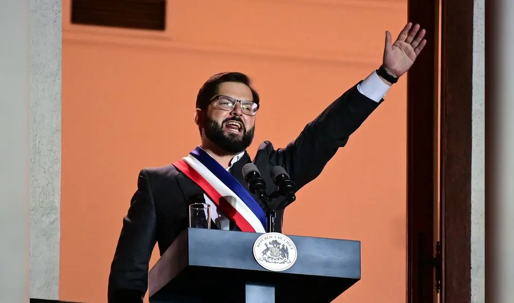 El nuevo presidente de Chile, Gabriel Boric, pronuncia un discurso en el Palacio de La Moneda en Santiago. Foto: AFP