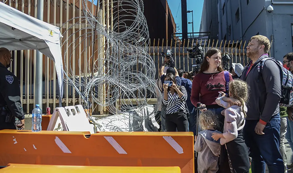 Familias de Rusia y Ucrania esperan para solicitar Asilo Político en la garita de San Ysidro, frontera con Estados Unidos, en la ciudad de Tijuana (México). Foto: EFE.