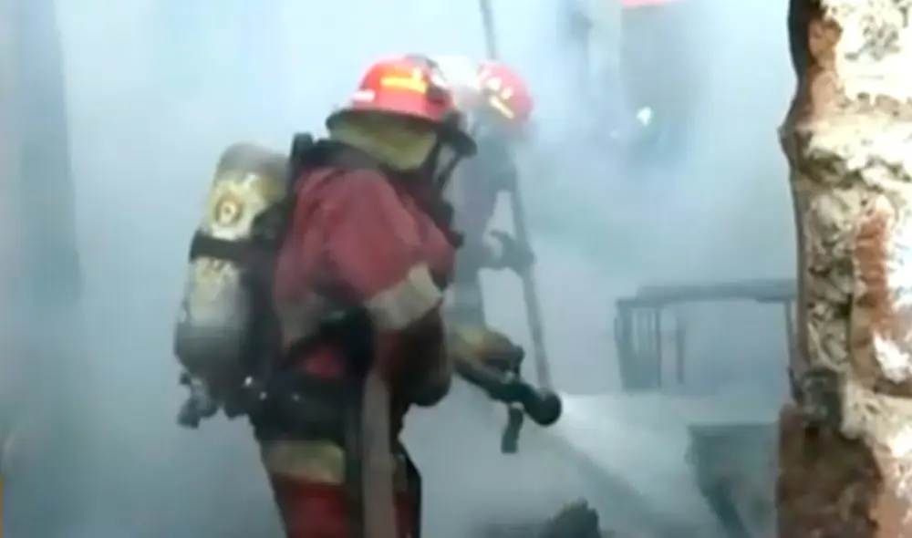 El adulto mayor habría estado dormido cuando se originó el incendio en su vivienda en Callao. Foto: captura Latina