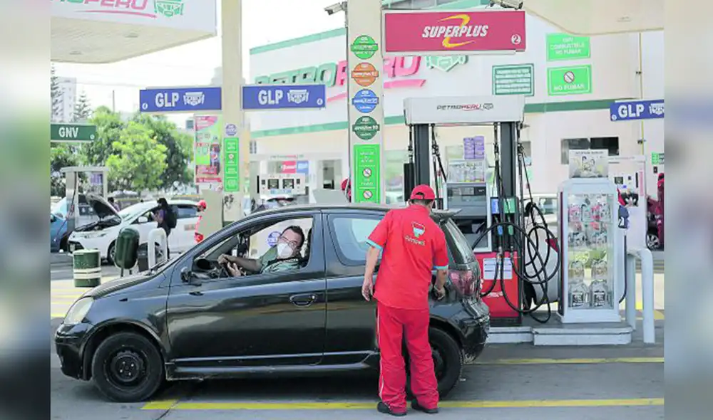 Inclinación. Desde ayer, y de forma inmediata, varios grifos a nivel nacional elevaron sus precios. Esto no sucede cuando el precio favorece al consumidor. Foto: Gerardo Marín