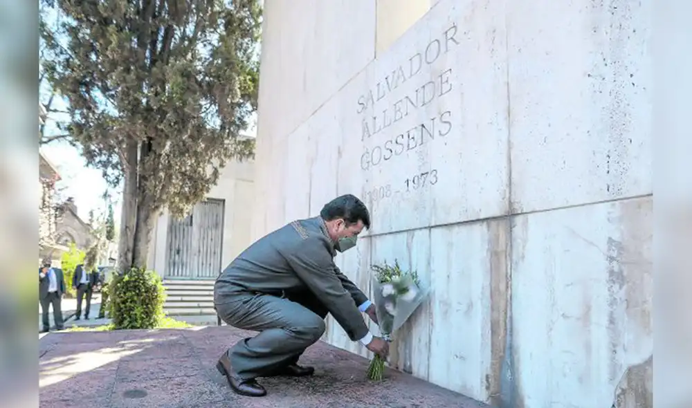 Gesto. Mandatario Pedro Castillo dejó flores ante la tumba del asesinado Salvador Allende. Foto: Presidencia