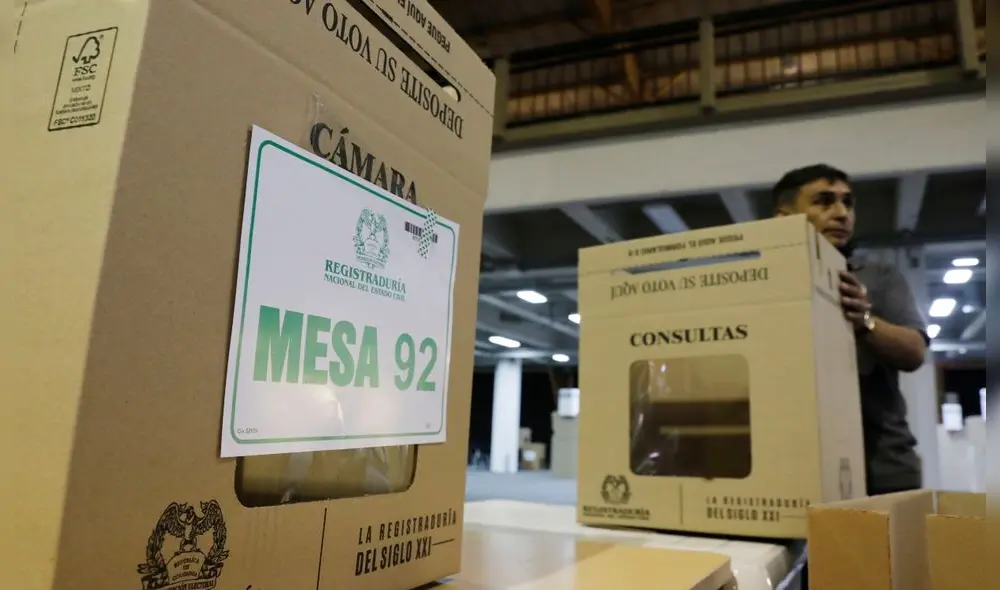 Trabajadores alistan las mesas de votación al interior de Corferias, en Bogotá (Colombia). EFE/Carlos Ortega Trabajadores alistan las mesas de votación al interior de Corferias, en Bogotá (Colombia). EFE/Carlos Ortega