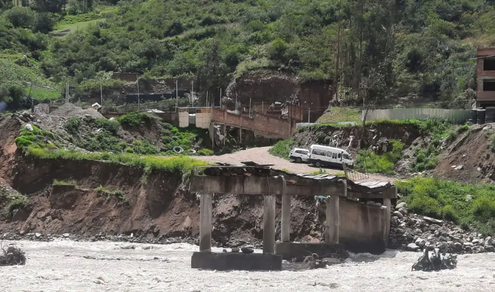 Según la evaluación de daños, el puente de madera y estribos de concreto armado colapsó debido a la erosión fluvial. Foto: COER Áncash Según la evaluación de daños, el puente de madera y estribos de concreto armado colapsó debido a la erosión fluvial. Foto: COER Áncash