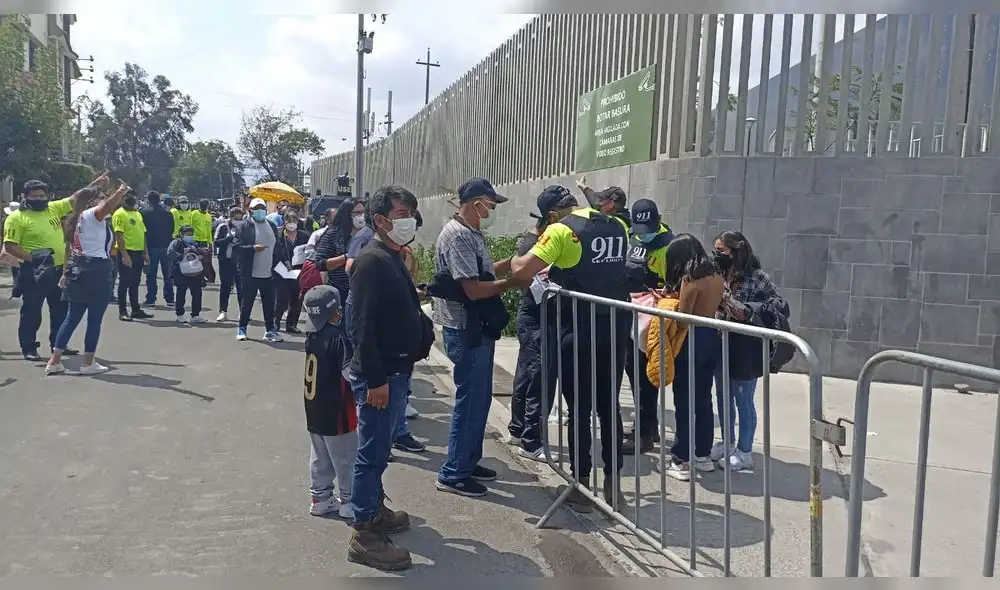 Arequipa. Estricto control sobre el cumplimiento del cuadro de vacunación se hace en el estadio de la UNSA. Foto: Wilder Pari/URPI Arequipa. Estricto control sobre el cumplimiento del cuadro de vacunación se hace en el estadio de la UNSA. Foto: Wilder Pari/URPI