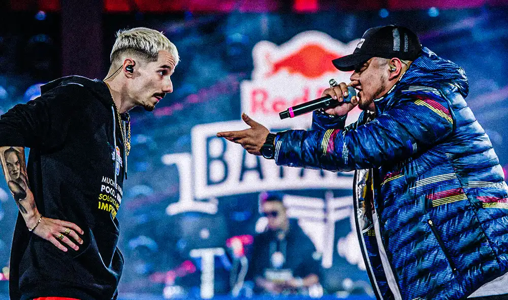 Skone y Aczino batallando en la gran final de Red Bull Batalla de los Gallos. Foto: Red Bull Batalla