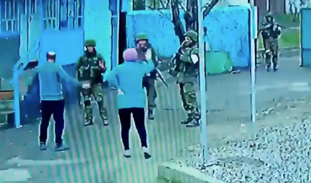 La pareja ucraniana se mantuvo firme cuando los soldados rusos irrumpieron en su propiedad. Foto: captura de video de seguridad/New York Post