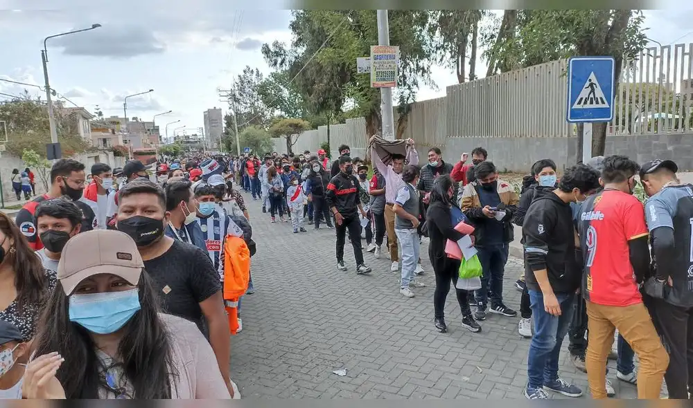 En la puerta de ingreso solicitaban carné de vacunación y entrada física. Foto: URPI/Wilder Pari En la puerta de ingreso solicitaban carné de vacunación y entrada física. Foto: URPI/Wilder Pari
