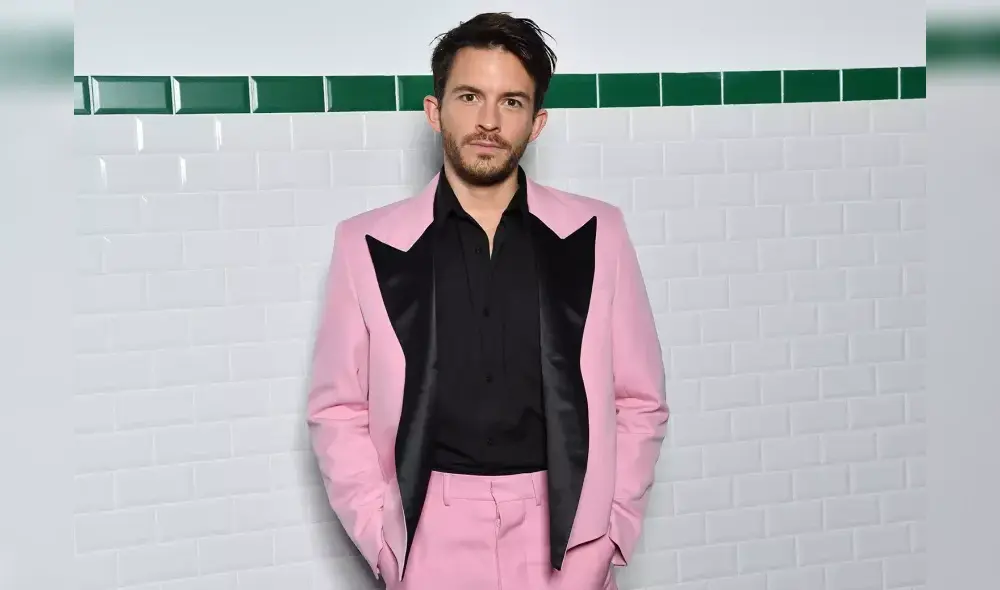 Jonathan Bailey protagonista de Bridgerton confesó que sintió presión por esconder su sexualidad. Foto: People.com.