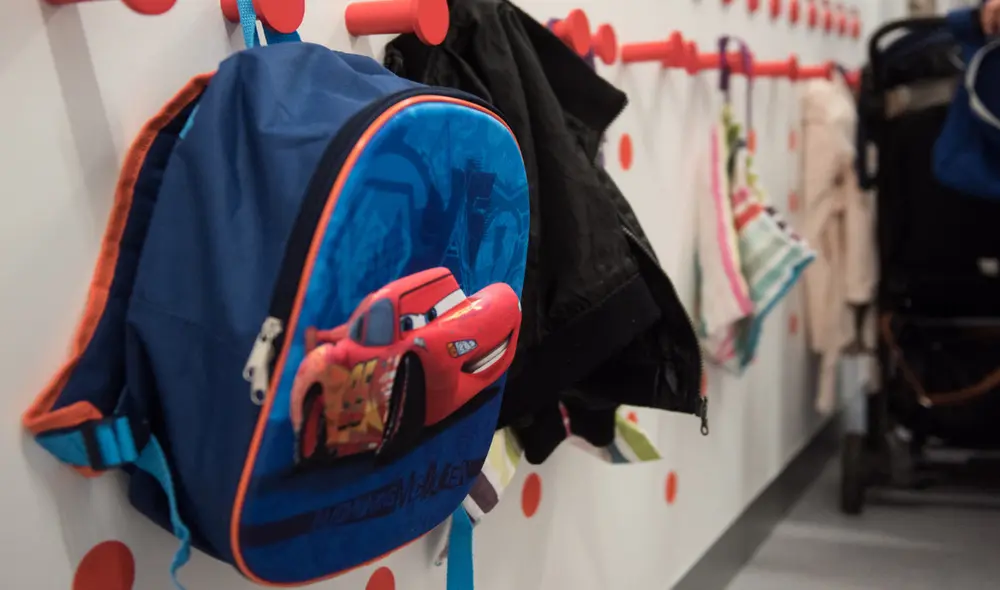 Con los siguientes consejos y trucos podrás eliminar las manchas y el mal olor de una mochila escolar. Foto: AFP