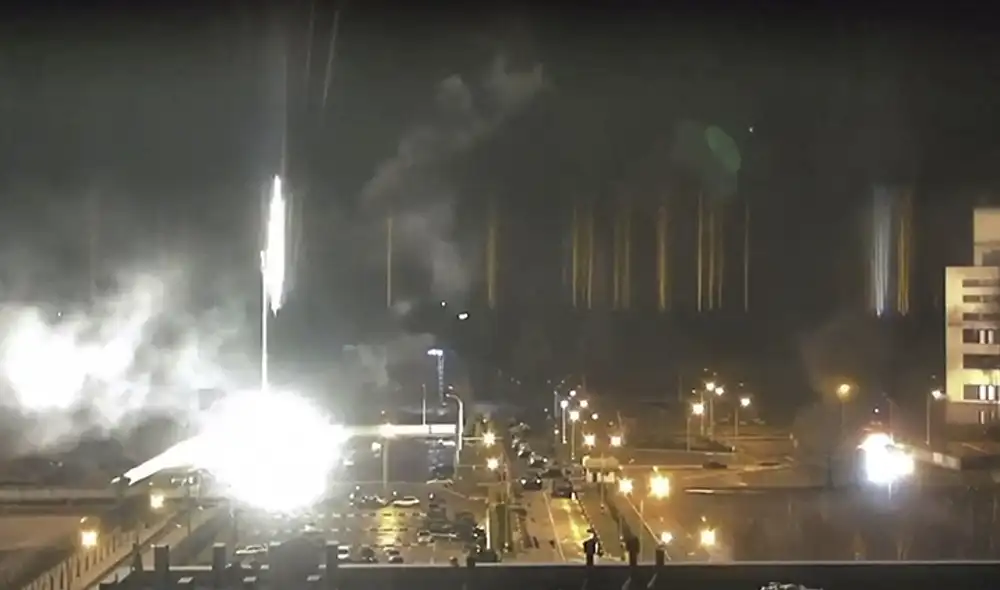 La planta de Zaporozhie, en el sur de Ucrania, fuera atacada con fuego de artillería y tomada por las fuerzas invasoras rusas a inicios de marzo. Foto: AFP La planta de Zaporozhie, en el sur de Ucrania, fuera atacada con fuego de artillería y tomada por las fuerzas invasoras rusas a inicios de marzo. Foto: AFP