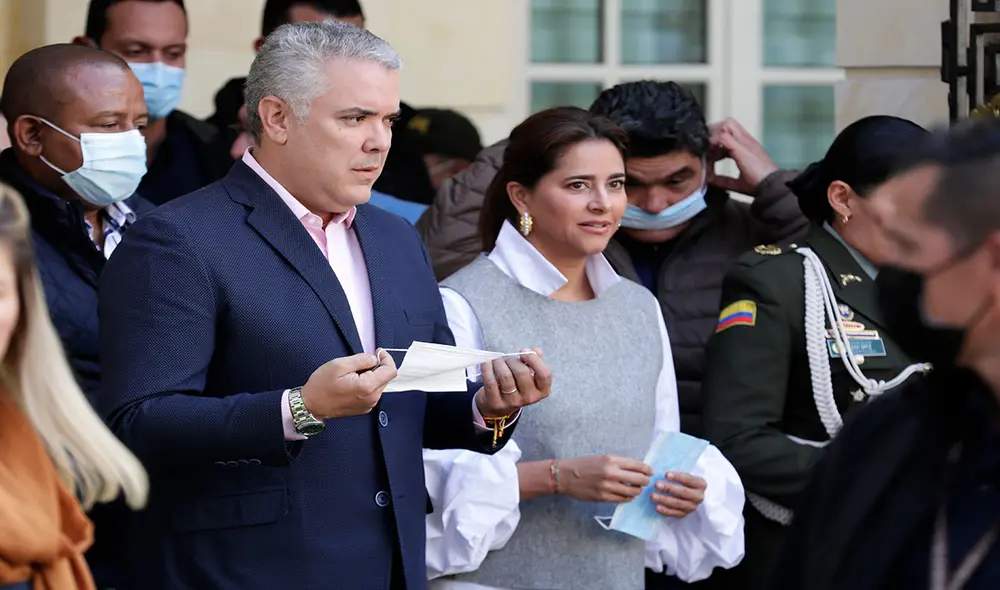 El presidente de Colombia, Iván Duque, mientras llegaba junto a su esposa María Juliana Ruíz a votar en Bogotá (Colombia). Foto: EFE