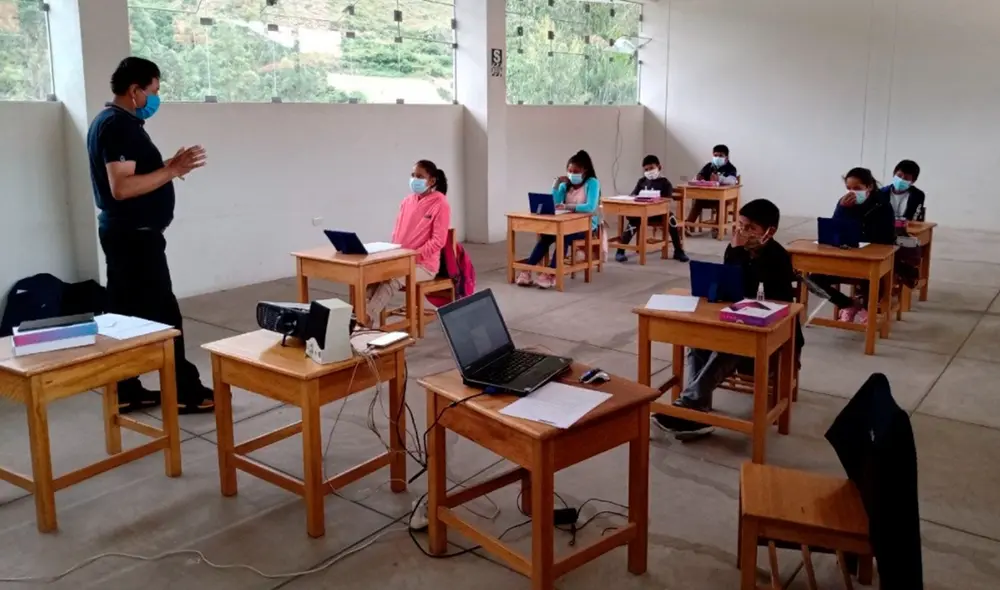 Serna indicó que el 100% de las escuelas públicas se reincorporará paulatinamente a las aulas hasta el 28 de marzo. Foto: Minedu Serna indicó que el 100% de las escuelas públicas se reincorporará paulatinamente a las aulas hasta el 28 de marzo. Foto: Minedu
