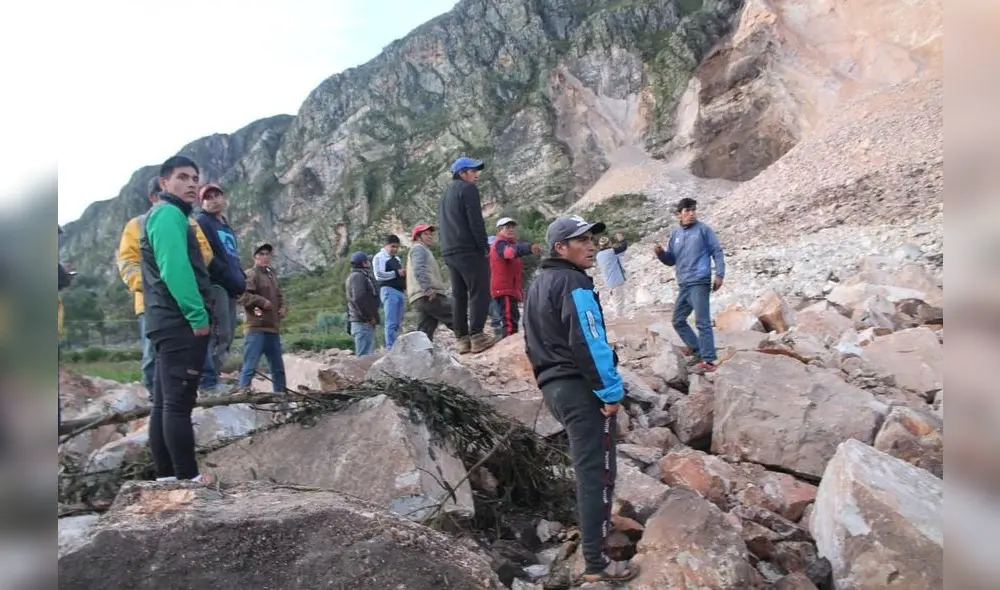 Equipo de rescate conformado por familiares, pobladores y trabajadores de la Municipalidad Distrital de Sanagoran: Foto: MDS Equipo de rescate conformado por familiares, pobladores y trabajadores de la Municipalidad Distrital de Sanagoran: Foto: MDS