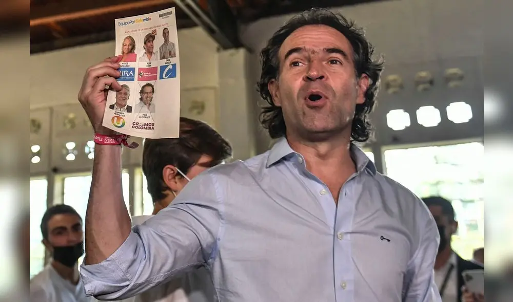 El precandidato presidencial colombiano, Federico Gutiérrez, vota en un colegio electoral durante las elecciones parlamentarias en Medellín. Foto: AFP