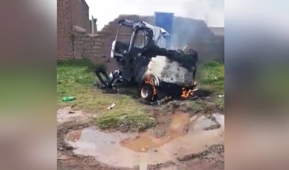 Vecinos quemaron el mototaxi donde se trasladaban los sujetos. Foto: Fama TV Vecinos quemaron el mototaxi donde se trasladaban los sujetos. Foto: Fama TV