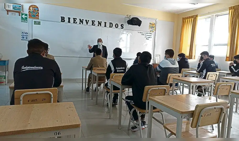 Regreso. Hoy más de 390 mil estudiantes de Arequipa vuelven a las aulas después de dos años de pandemia a causa de la COVID-19. Foto: La República Regreso. Hoy más de 390 mil estudiantes de Arequipa vuelven a las aulas después de dos años de pandemia a causa de la COVID-19. Foto: La República