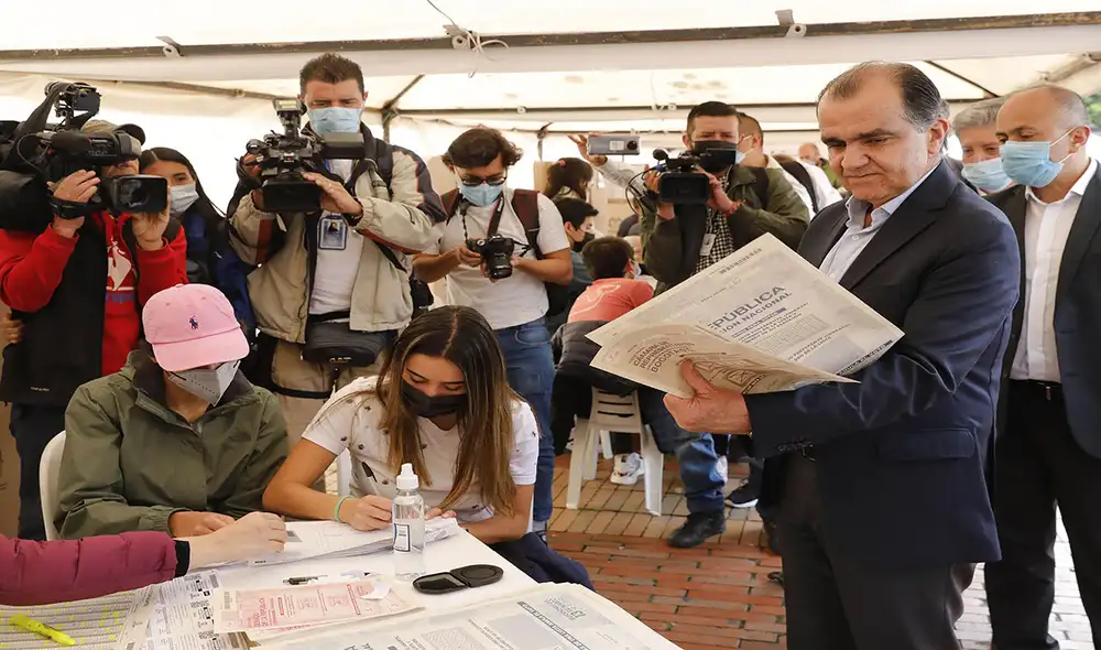 Óscar Iván Zuluaga (d), candidato a la Presidencia de Colombia por el partido Centro Democrático, mientras ejercía su voto en las elecciones del domingo. Foto: EFE Óscar Iván Zuluaga (d), candidato a la Presidencia de Colombia por el partido Centro Democrático, mientras ejercía su voto en las elecciones del domingo. Foto: EFE