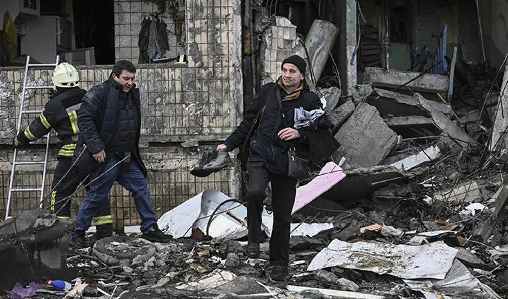 Un hombre recupera artículos de un bloque de apartamentos destruido tras un bombardeo en Kiev (Ucrania). Foto: AFP Un hombre recupera artículos de un bloque de apartamentos destruido tras un bombardeo en Kiev (Ucrania). Foto: AFP