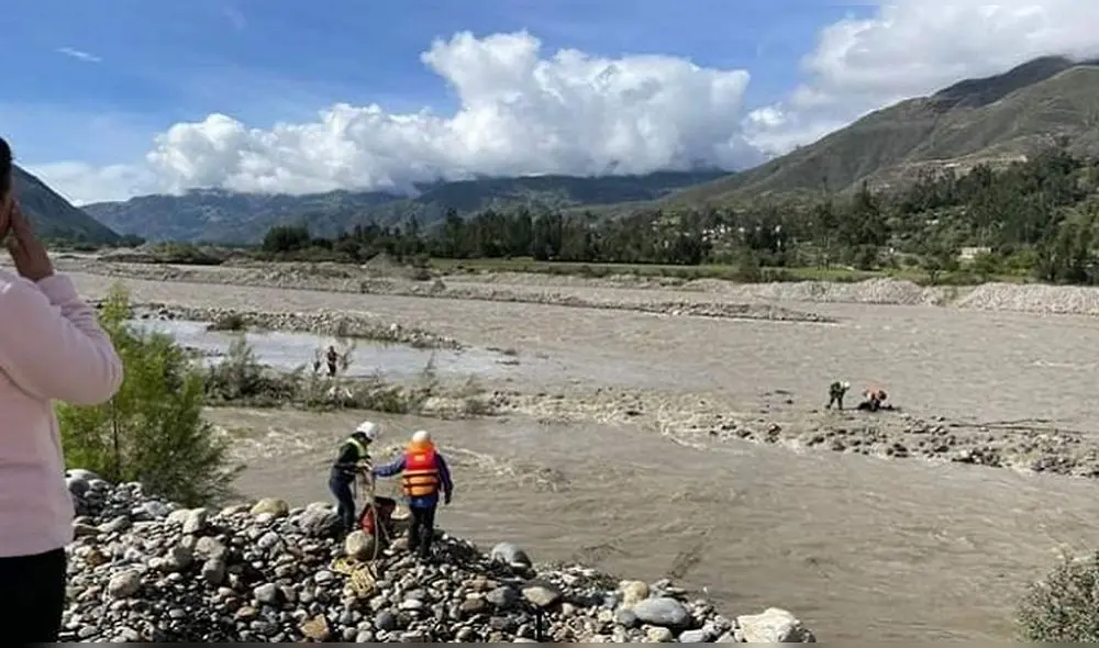 Rescatan el cuerpo de mujer de turbulentas aguas del río Santa. Foto:  Radio Santo Domingo