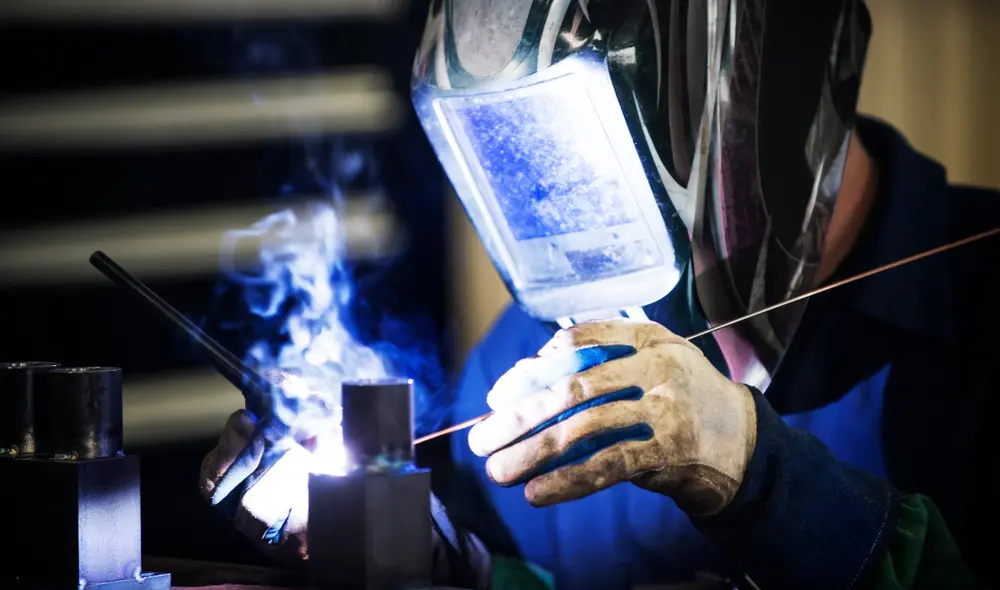 Entre el 2020 y 2021 se ha tenido un crecimiento de casi 264% en multas por incumplimiento de normativas sobre seguridad en el trabajo. Foto: Envato.