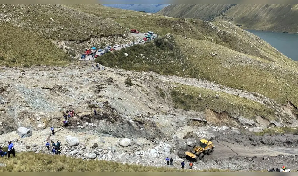 Más de 250 metros de la carretera Cátac-Chavín se destruyó por un deslizamiento. Tránsito está interrumpido. Foto: Antamina.