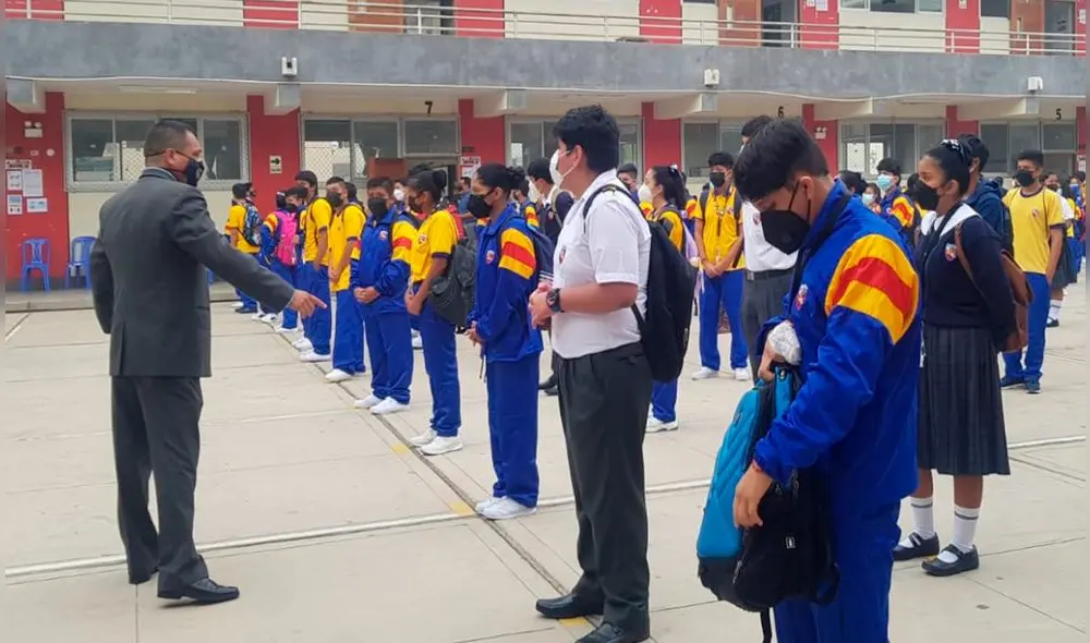 Uno de los colegios que inició sus clases presenciales este lunes fue la I.E. Juan Manuel Iturregui de la ciudad de Lambayeque. Foto: Rosa Quincho/URPI-LR.