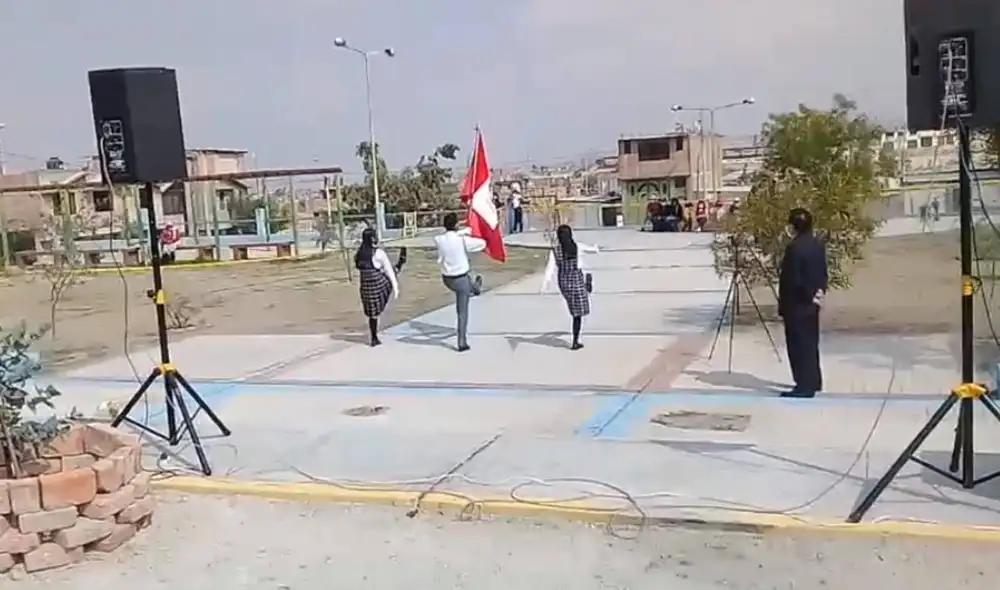Alumnos tendrán que esperar a que culmine instalación de aulas prefabricadas. Foto: captura Radio Yaraví